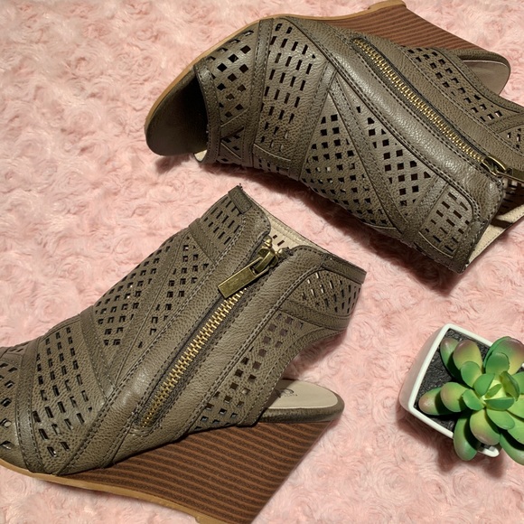 Etcetera Shoes - Peep Toe Wedges